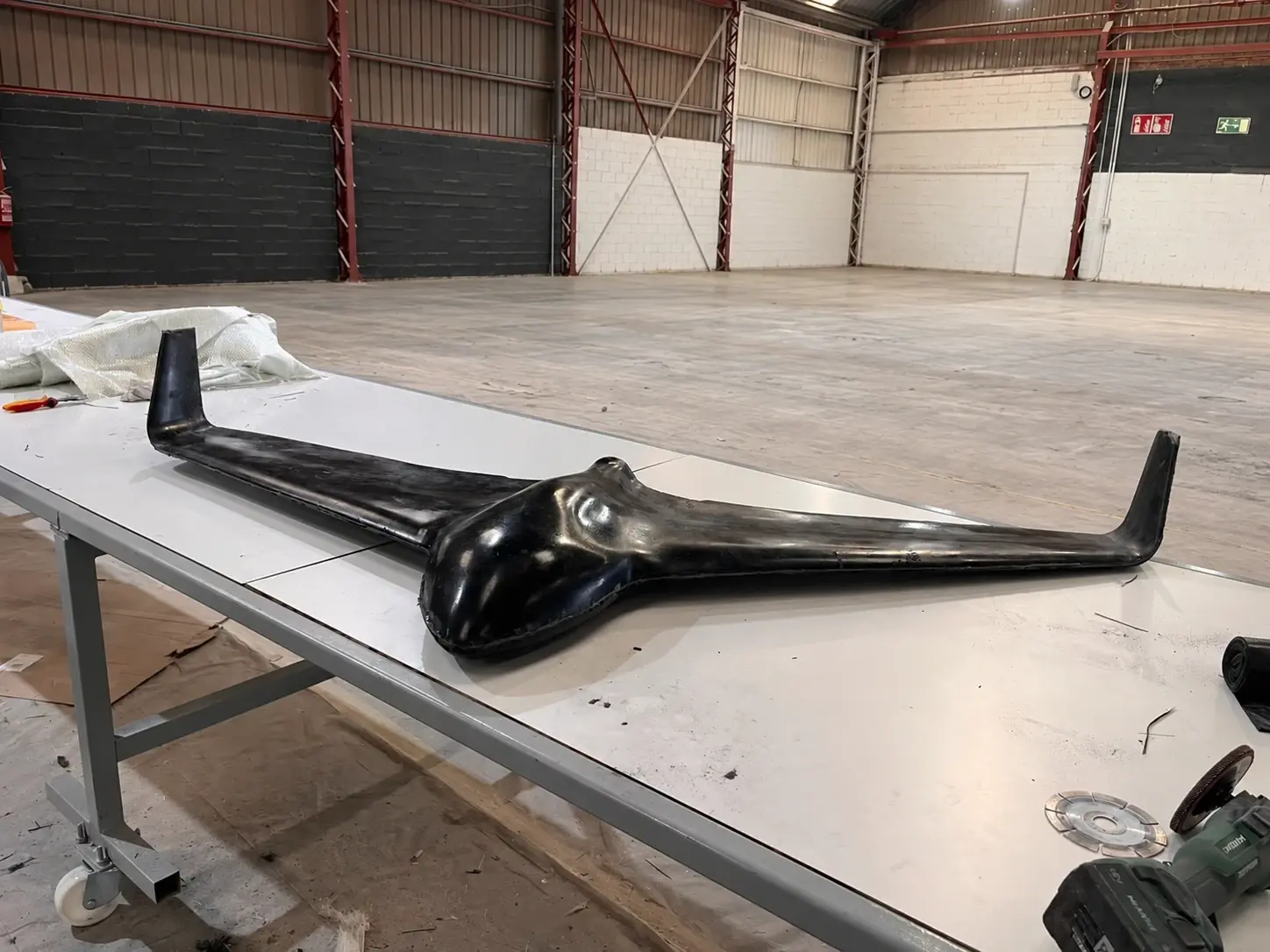 Prototipo negro del UAV sobre una mesa de taller
